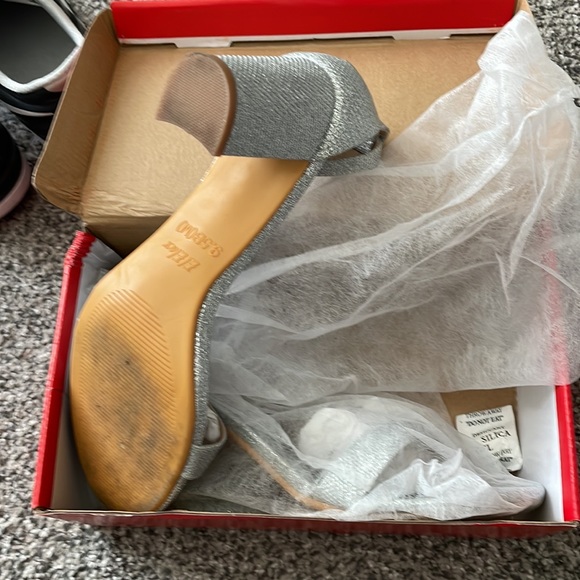 ElElax Silver Heels Open Toe Ankle Strap Chunky Heel Sandals 2.75 inch Heel - Picture 4 of 5